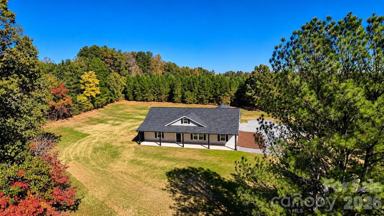 Single Family Residence at 3052 Henry Knob Road, Clover, photo 4 of 23
