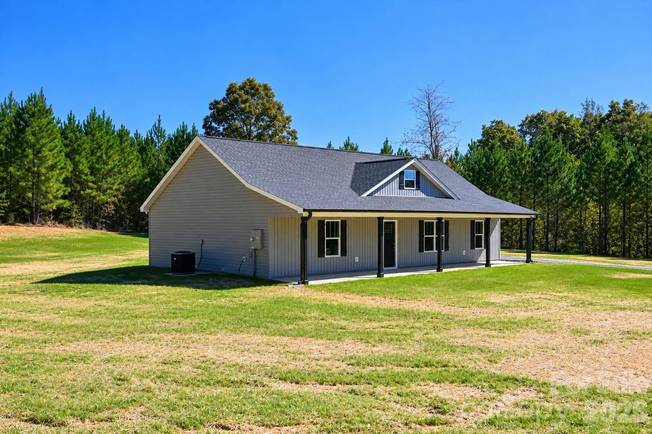 Single Family Residence at 3052 Henry Knob Road, Clover, photo 5 of 23