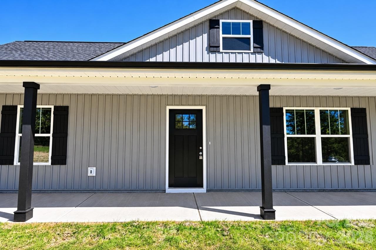 Single Family Residence at 3052 Henry Knob Road, Clover, photo 6 of 23
