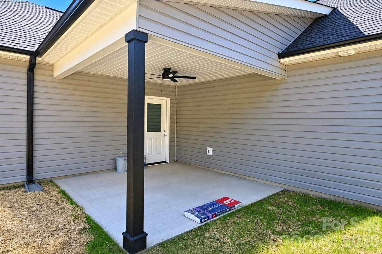 Single Family Residence at 3052 Henry Knob Road, Clover, photo 7 of 23