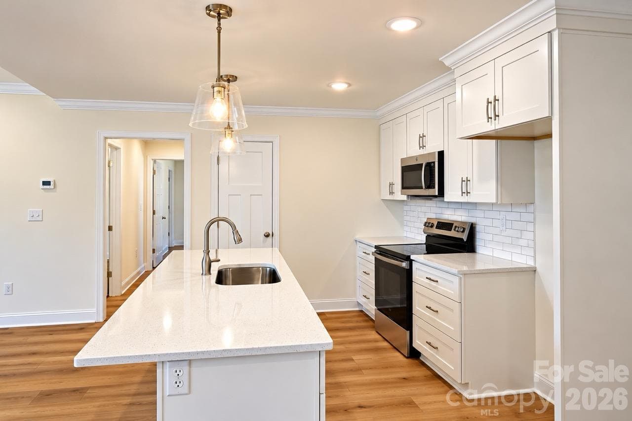 Single Family Residence at 3052 Henry Knob Road, Clover, photo 13 of 23