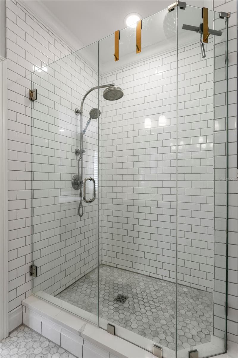 Oversized Shower - 913 S BRUCE ST, TAMPA