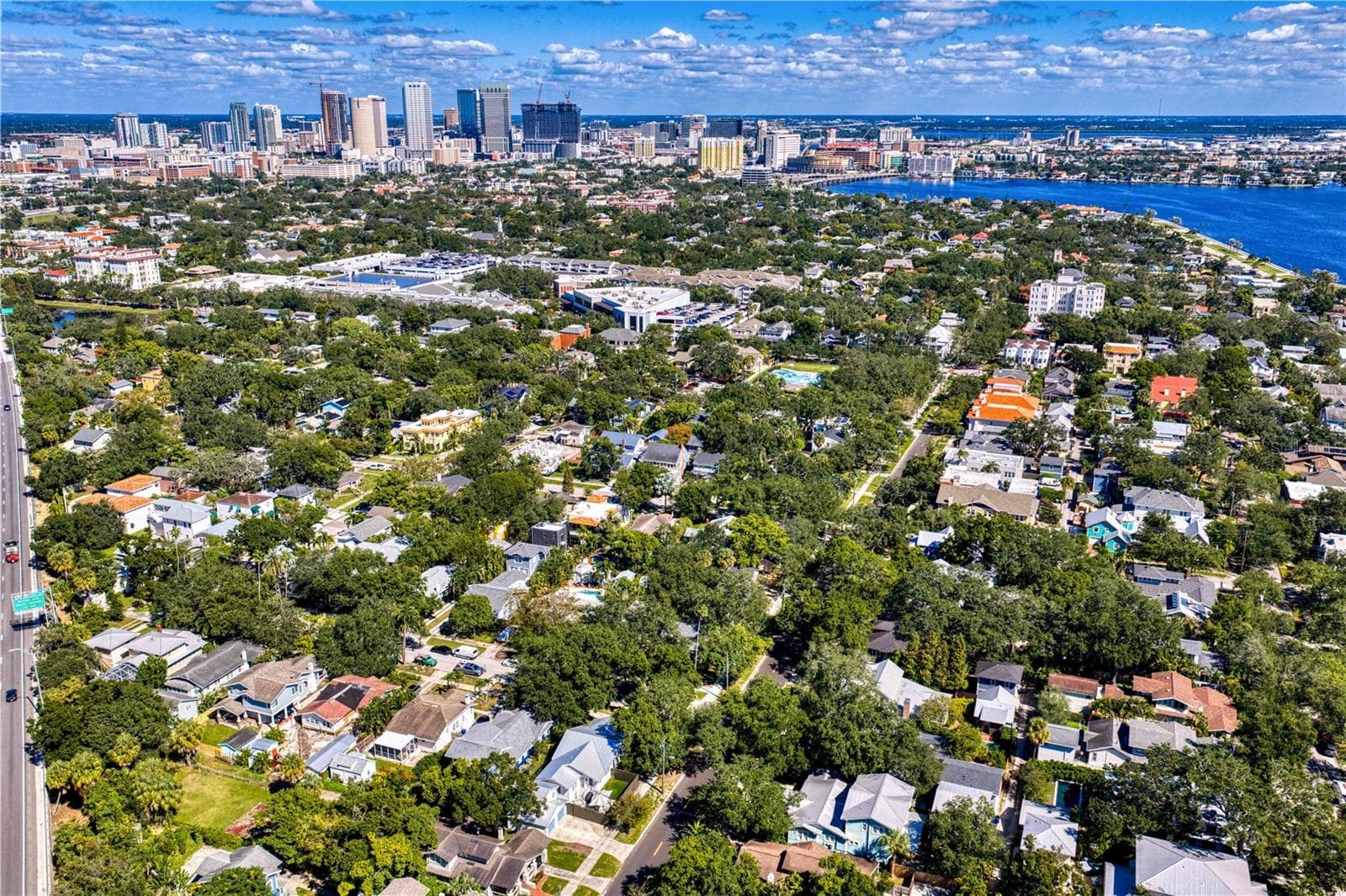Mins from DownTown, WaterStreet, Blocks away from Bayshore - 913 S BRUCE ST, TAMPA