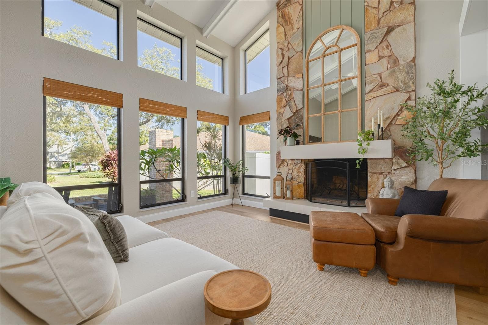 LIVING ROOM - 1496 TREETOP DR, PALM HARBOR