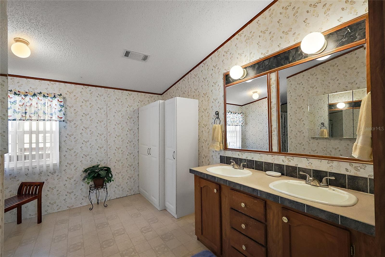 Manufactured Home at 37945 MONTICELLO ST, LEESBURG, photo 17 of 41
