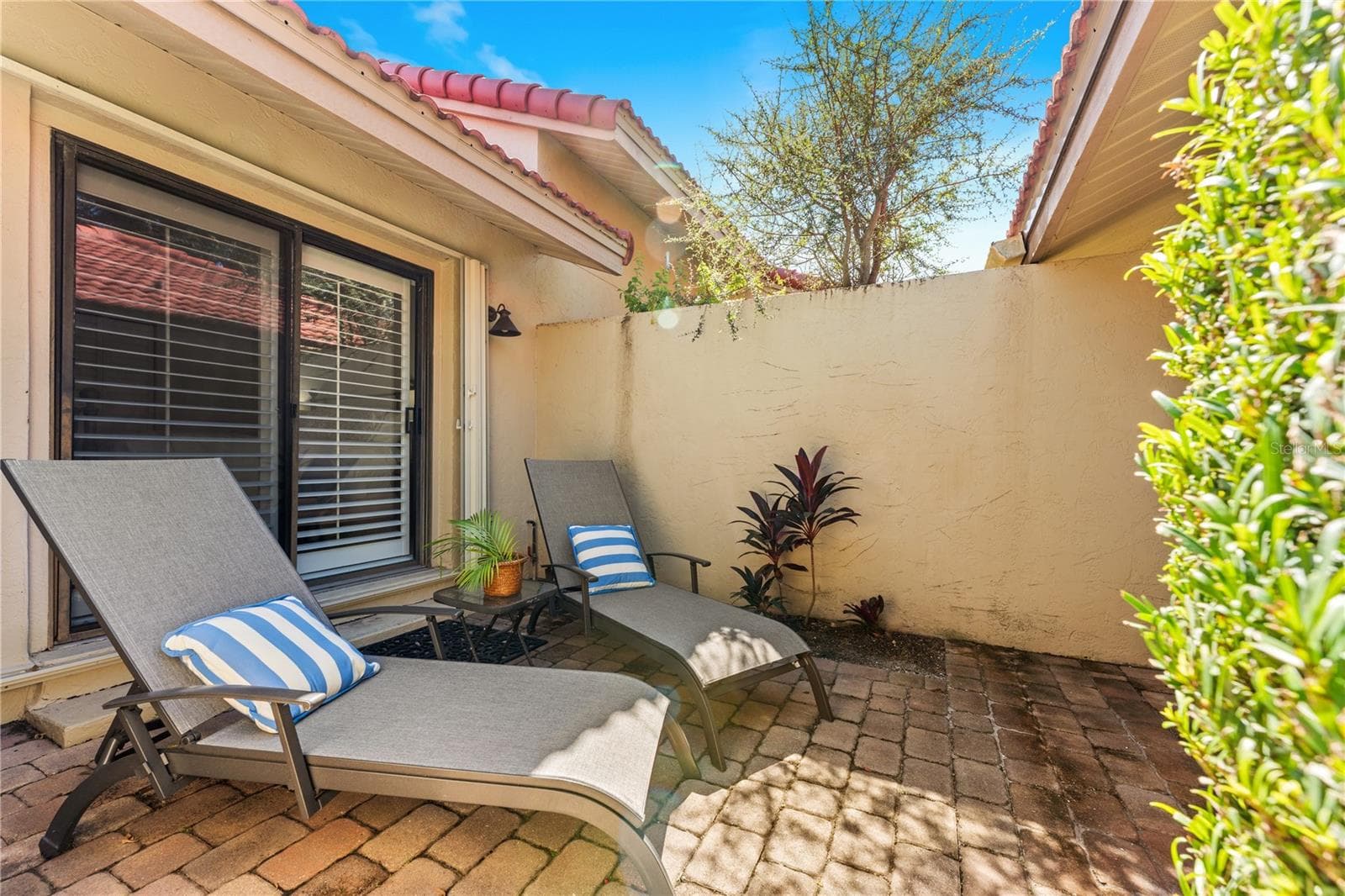 Front brick-paver patio - 1720 KESTRAL PARK WAY S #49, SARASOTA