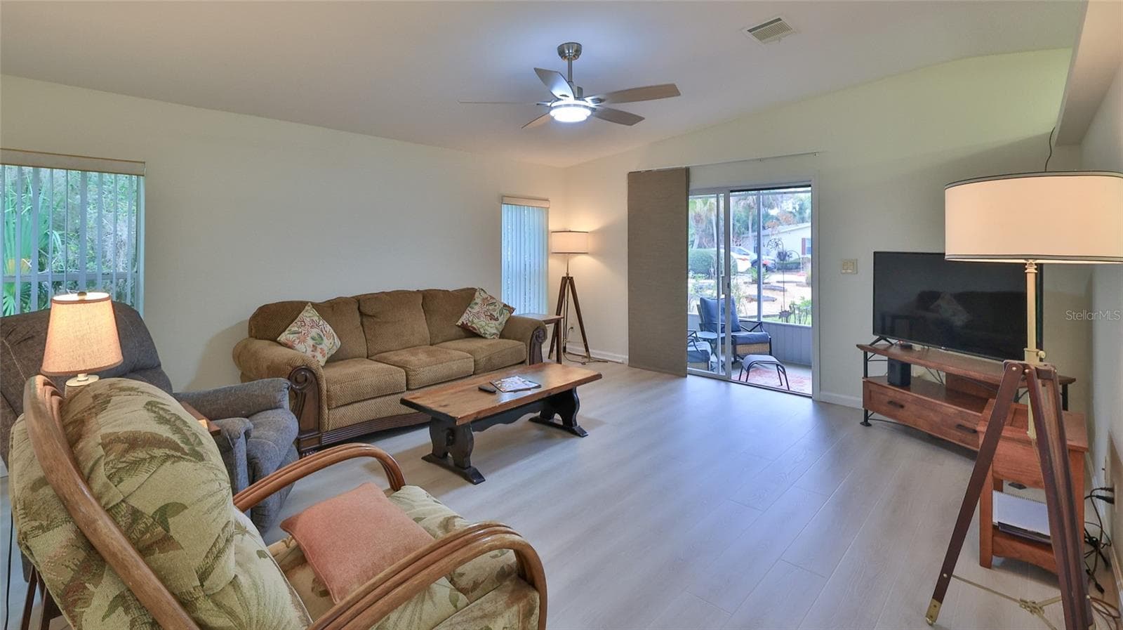 Manufactured Home at 308 OYSTER REEF CT, OAK HILL, photo 4 of 54