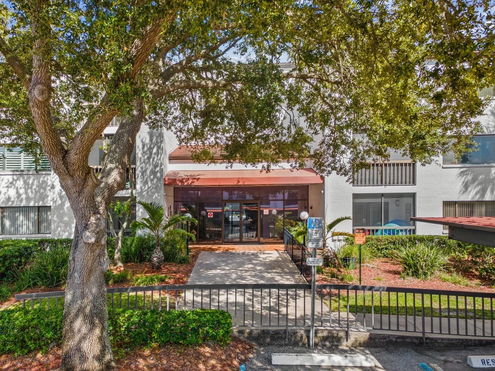 Treed entry to secured building - 2593 COUNTRYSIDE BLVD #7304, CLEARWATER