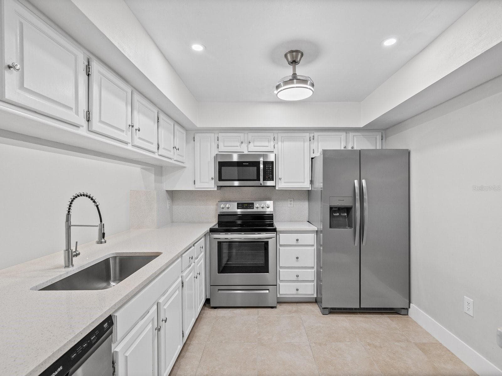 Quartz counters large sink stainless appliances - 2593 COUNTRYSIDE BLVD #7304, CLEARWATER