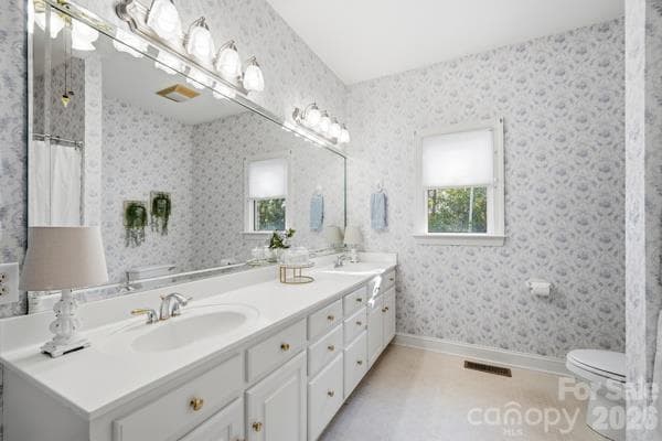 Spacious primary bathroom, plenty of natural light, bright, cheery, double sink vanity. - 244 Ruth Boulevard, Peachland