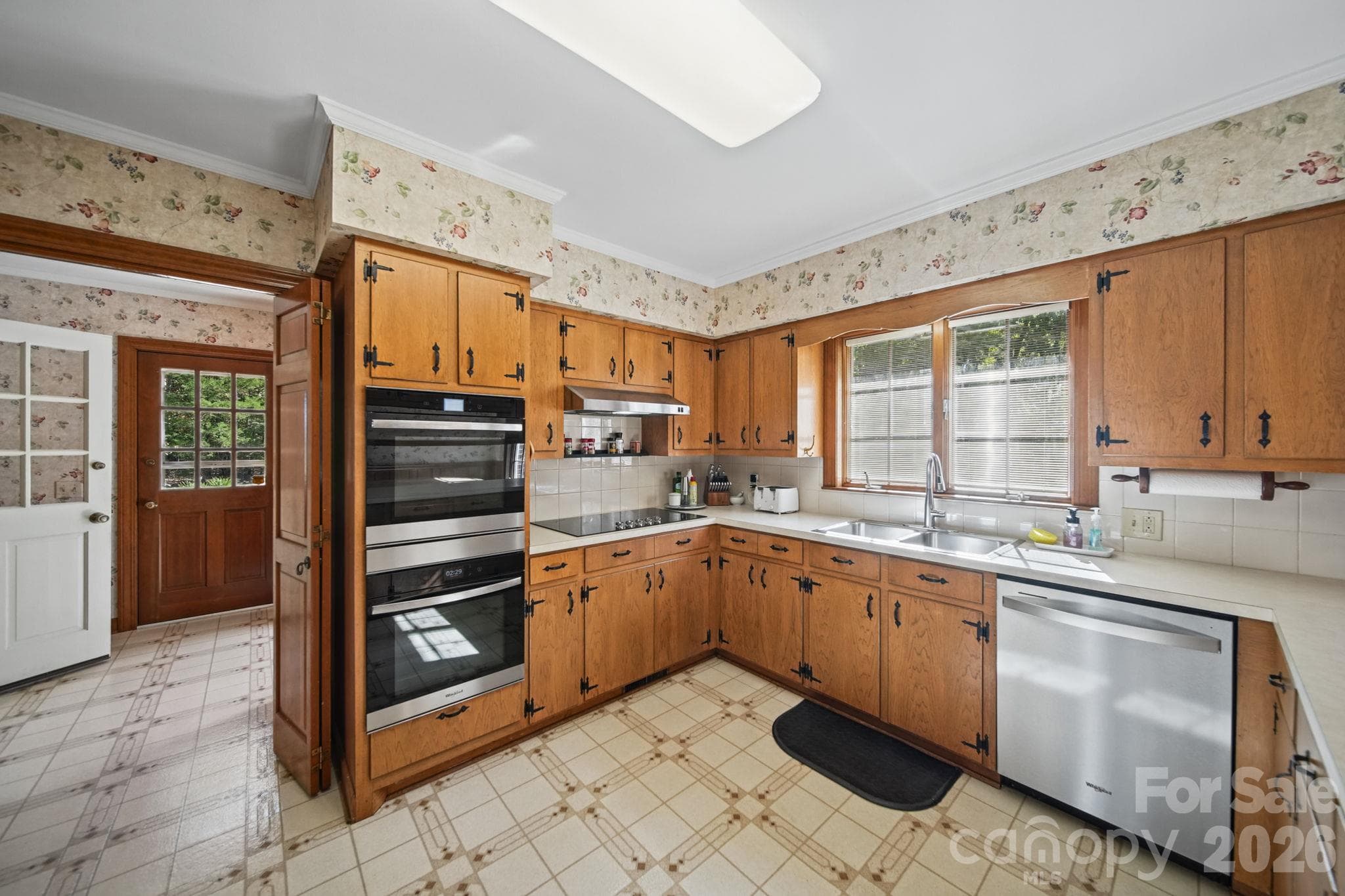 Large kitchen - 1500 Lee Lynn Road, Albemarle