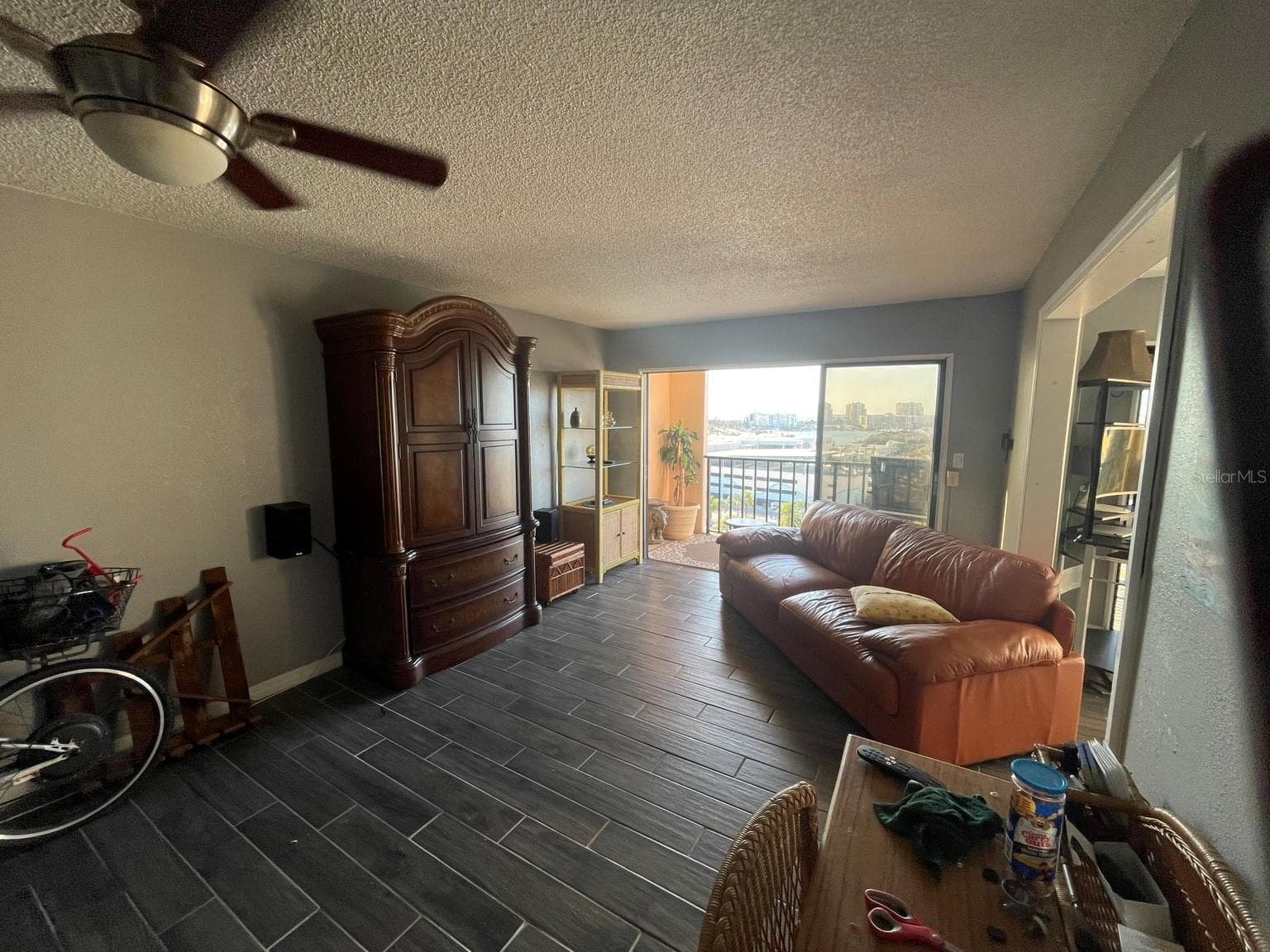 Open living area with wood-look tile flooring - 51 ISLAND WAY #1109, CLEARWATER