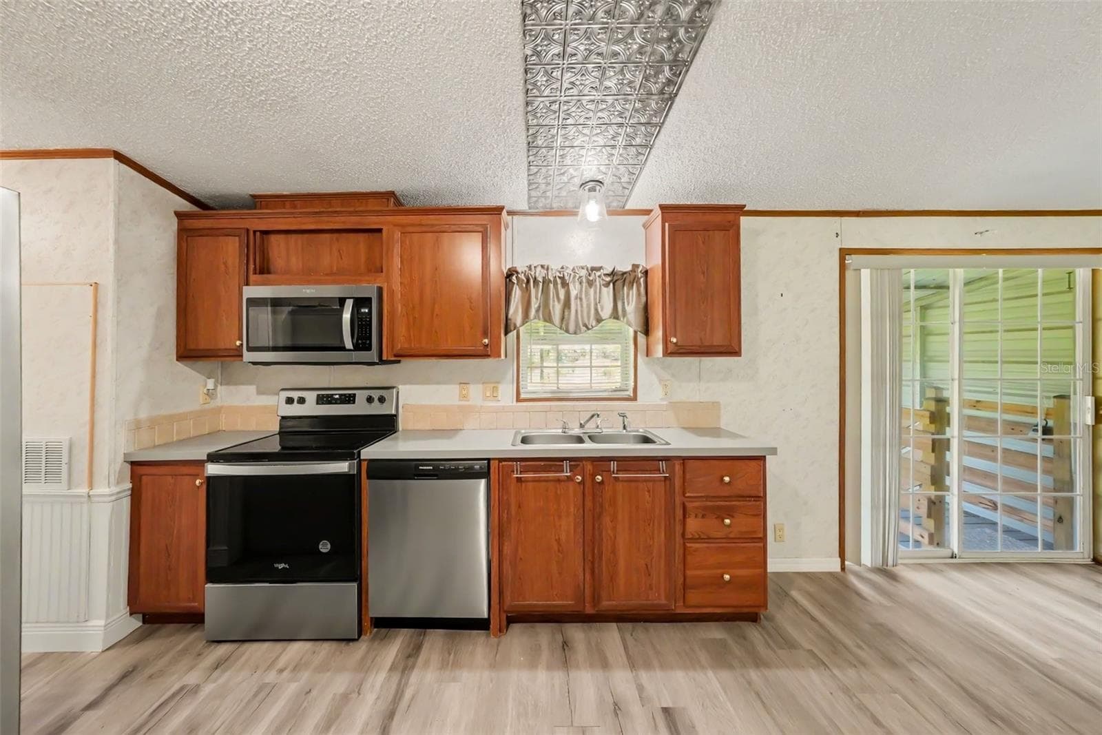 Manufactured Home at 12015 MESSLER RD, GIBSONTON, photo 9 of 37
