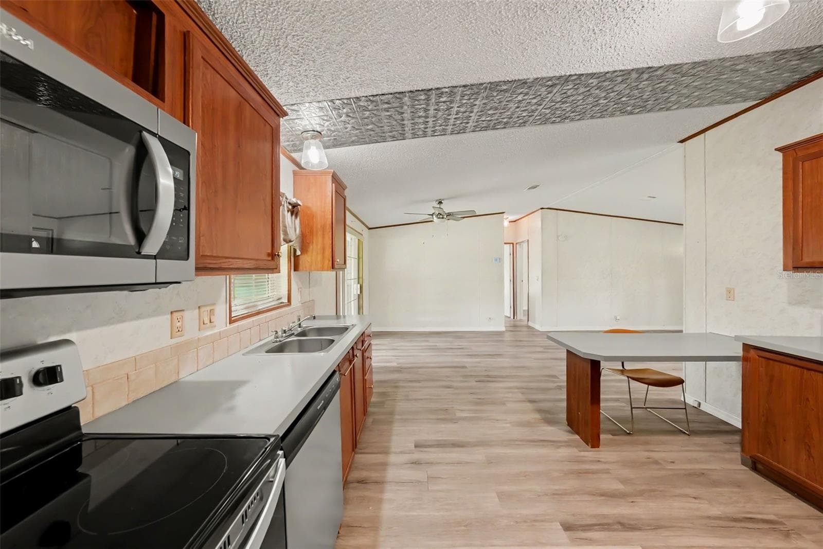 Manufactured Home at 12015 MESSLER RD, GIBSONTON, photo 10 of 37