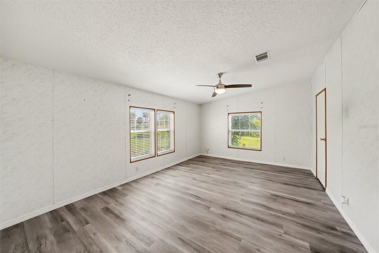 Manufactured Home at 12015 MESSLER RD, GIBSONTON, photo 12 of 37