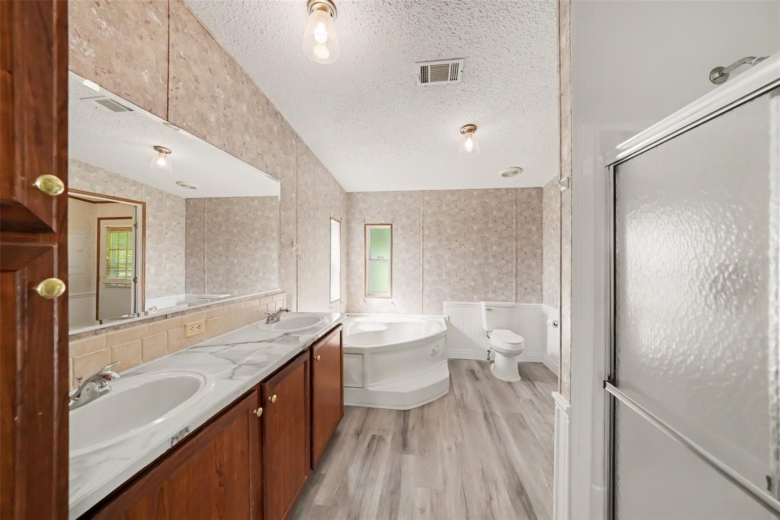 Manufactured Home at 12015 MESSLER RD, GIBSONTON, photo 13 of 37