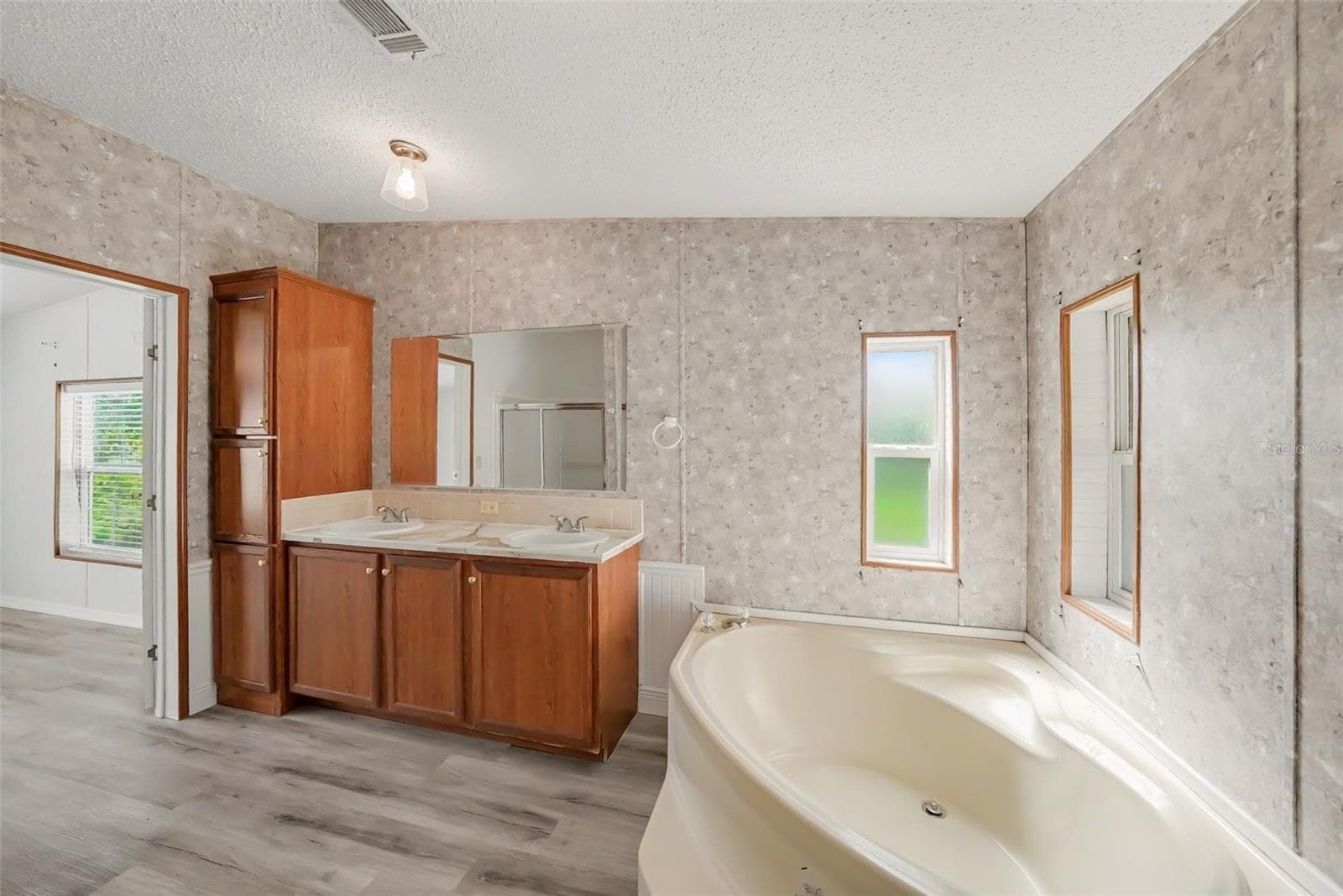 Manufactured Home at 12015 MESSLER RD, GIBSONTON, photo 14 of 37
