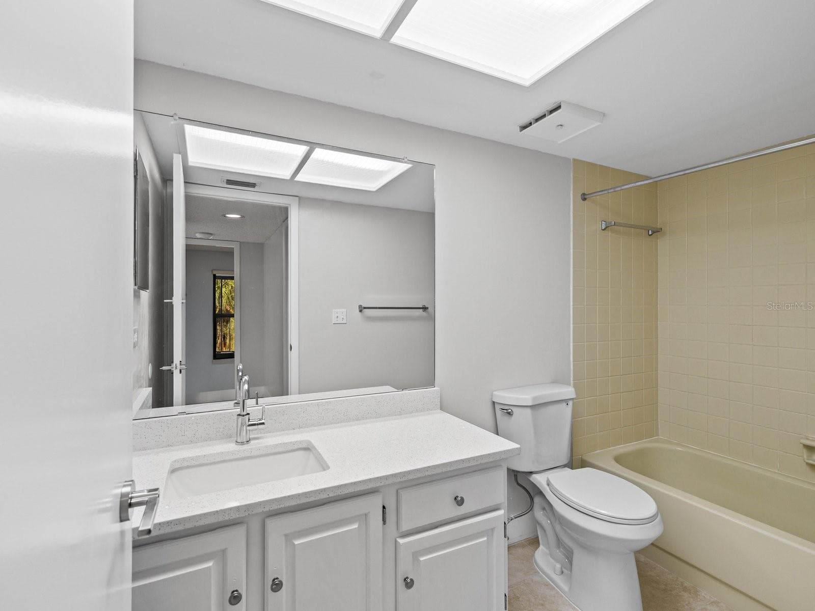 Guest bath - 2593 COUNTRYSIDE BLVD #7304, CLEARWATER