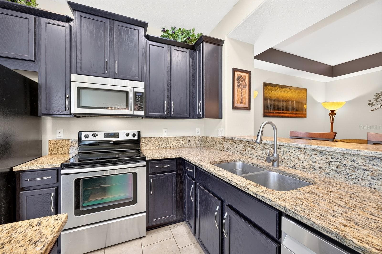A generous breakfast bar doubles as a comfortable spot for quick meals or gathering with guests. - 2109 VICTORIA GLEN DR, SANFORD