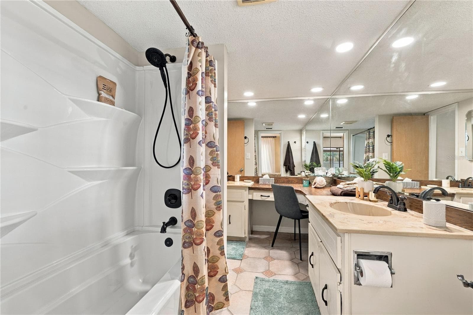 30. Bathroom #2 (7 x 10.4') Features New Recessed Lighting, Tub/Shower Update too! - 112 PEACOCK CIR, SAFETY HARBOR