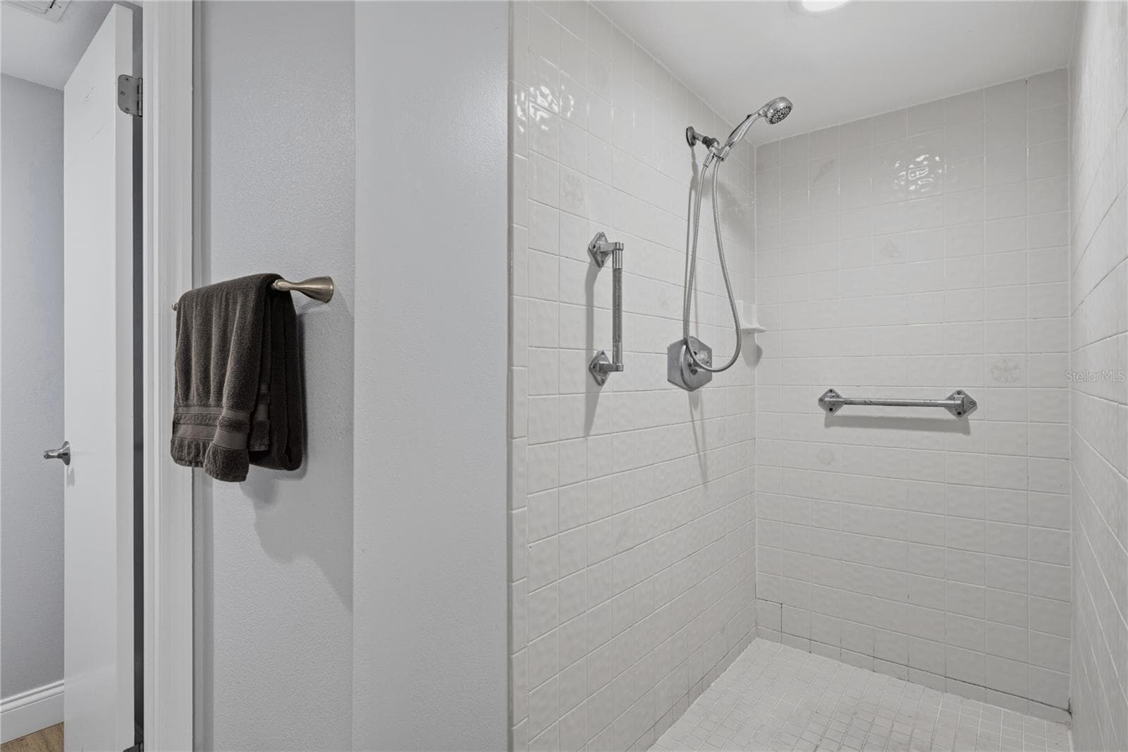 primary shower - 1166 CARMEL CIR #200, CASSELBERRY
