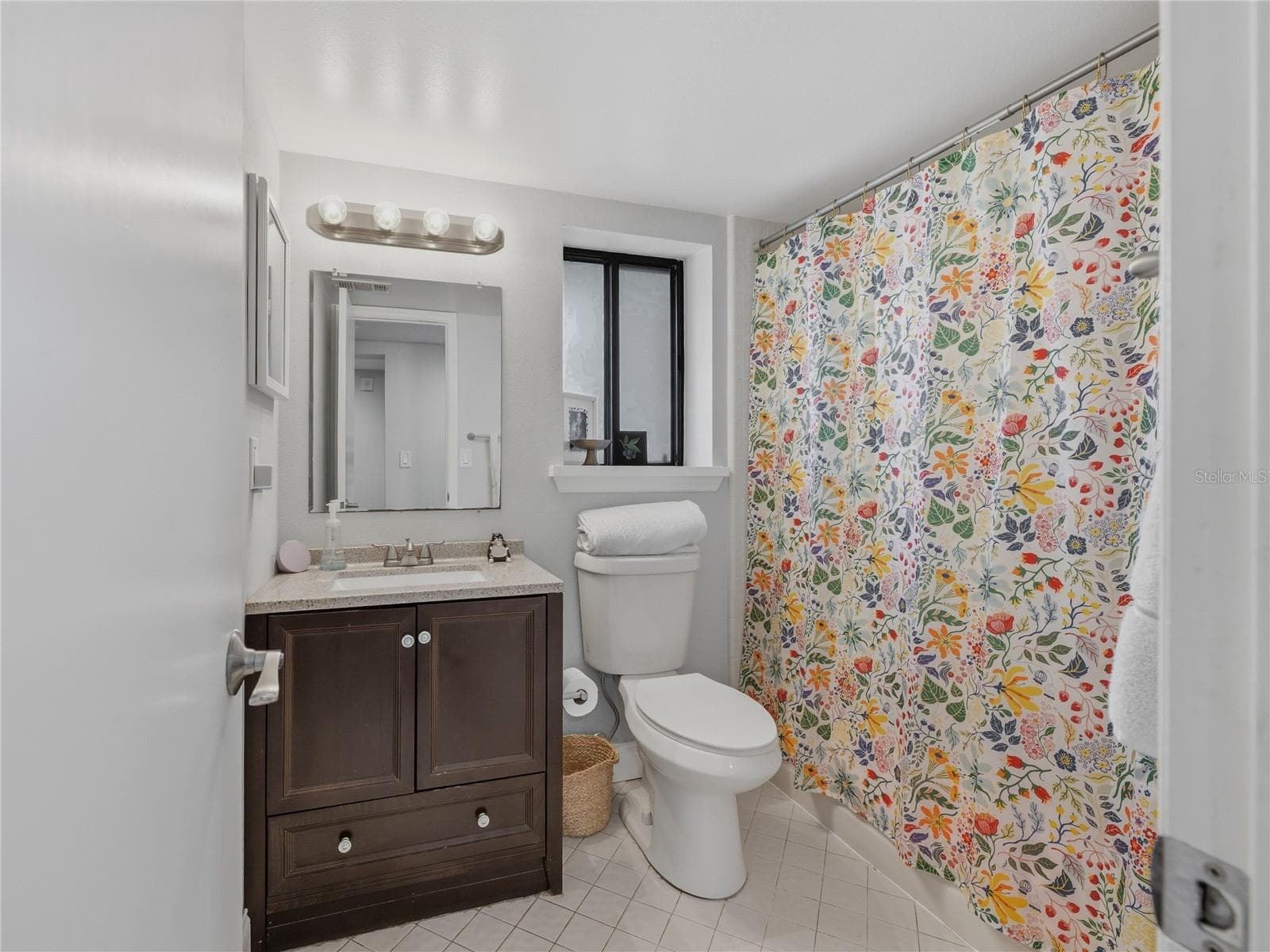 jack and jill bathroom - 1166 CARMEL CIR #200, CASSELBERRY