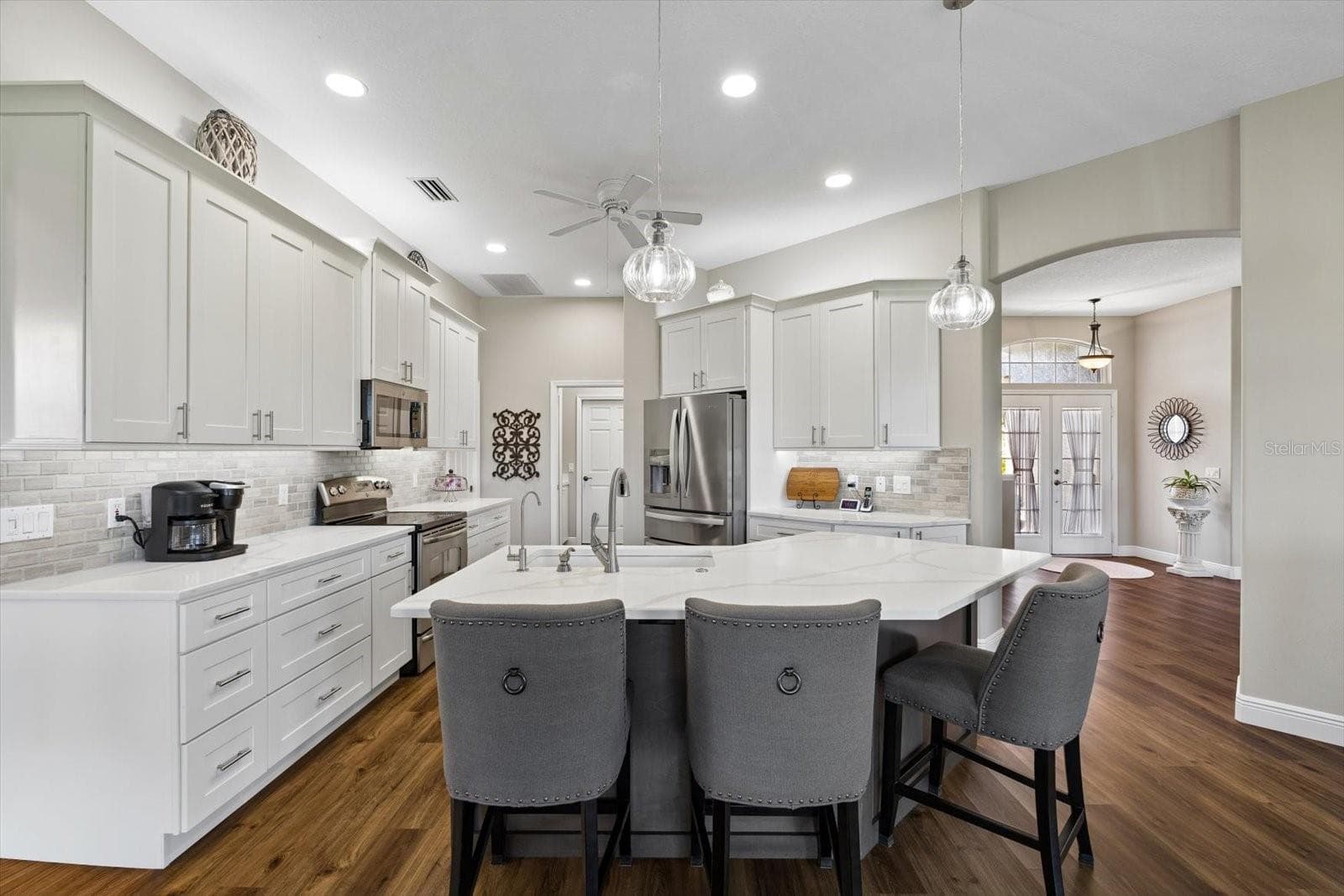 Kitchen with large central island - 9921 LAUREL VALLEY AVENUE CIR, BRADENTON