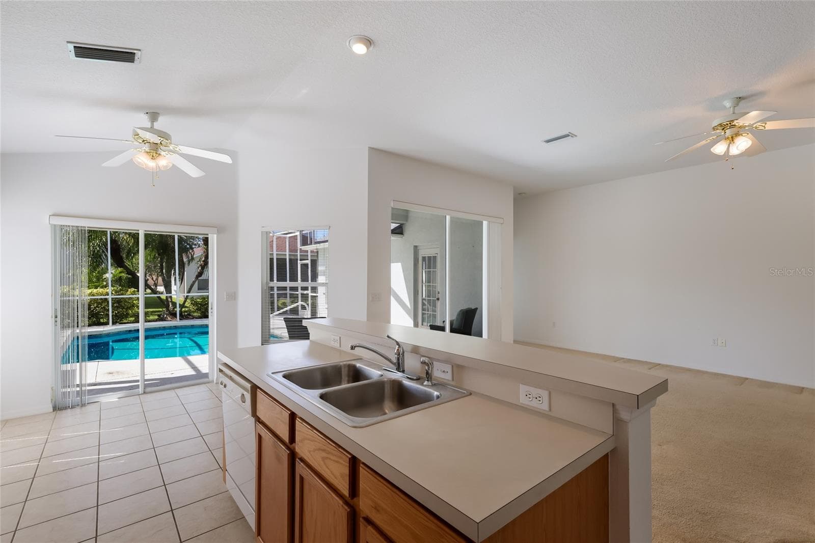 Single Family Residence at 6212 MACAW GLN, LAKEWOOD RANCH, photo 16 of 48