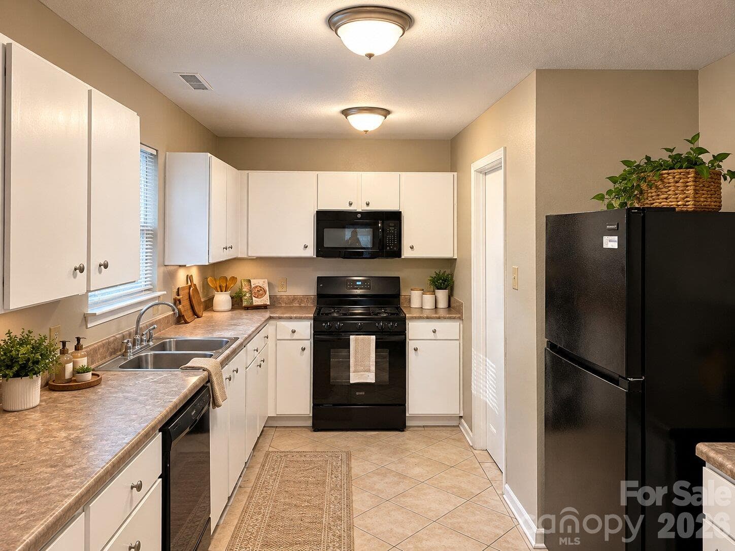 Single Family Residence at 1620 Lynford Drive, Charlotte, photo 5 of 14