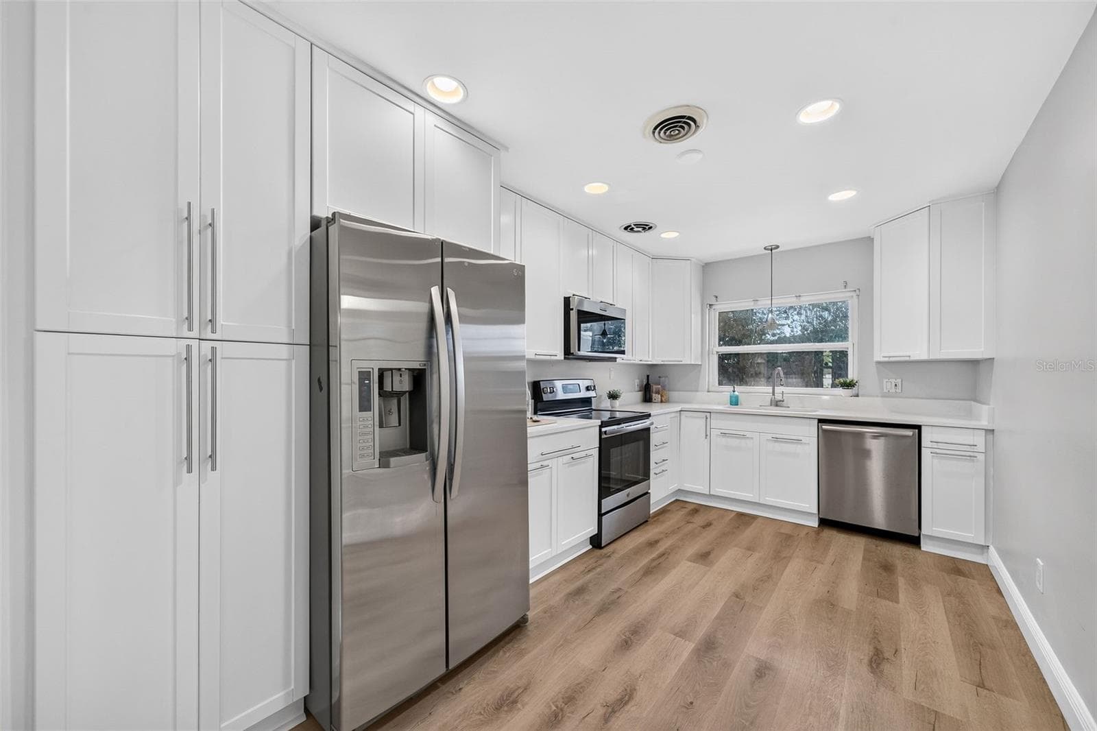 Quartz countertops, professionally painted kitchen cabinets & new flooring - 1448 CUMBIE ST, ORLANDO