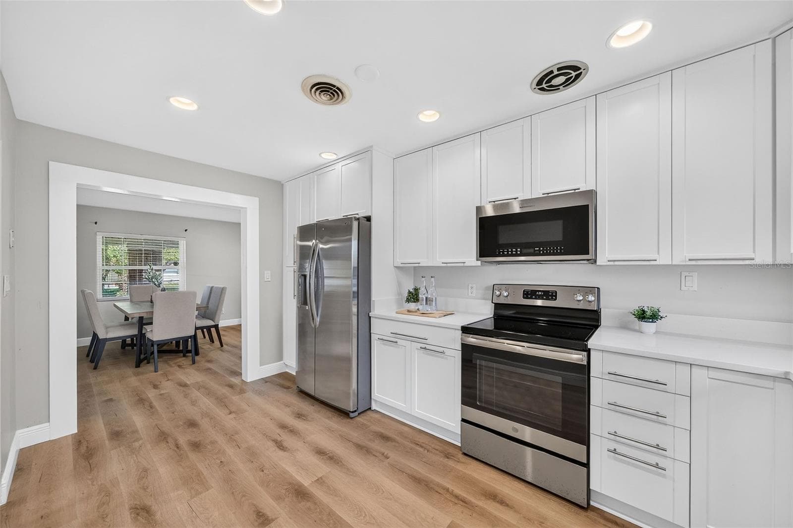 Expanded entry between the dining/living room and the kitchen - 1448 CUMBIE ST, ORLANDO