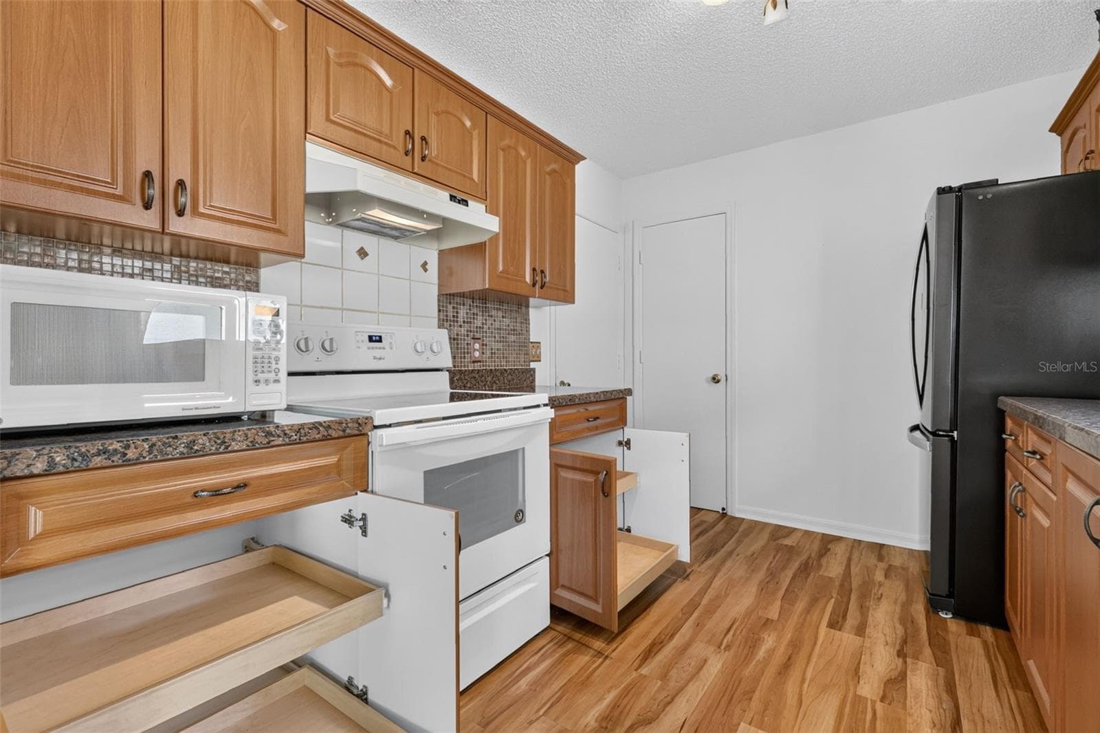Kitchen with Roll-Out Shelving - 407 CARMEL AVE, THE VILLAGES