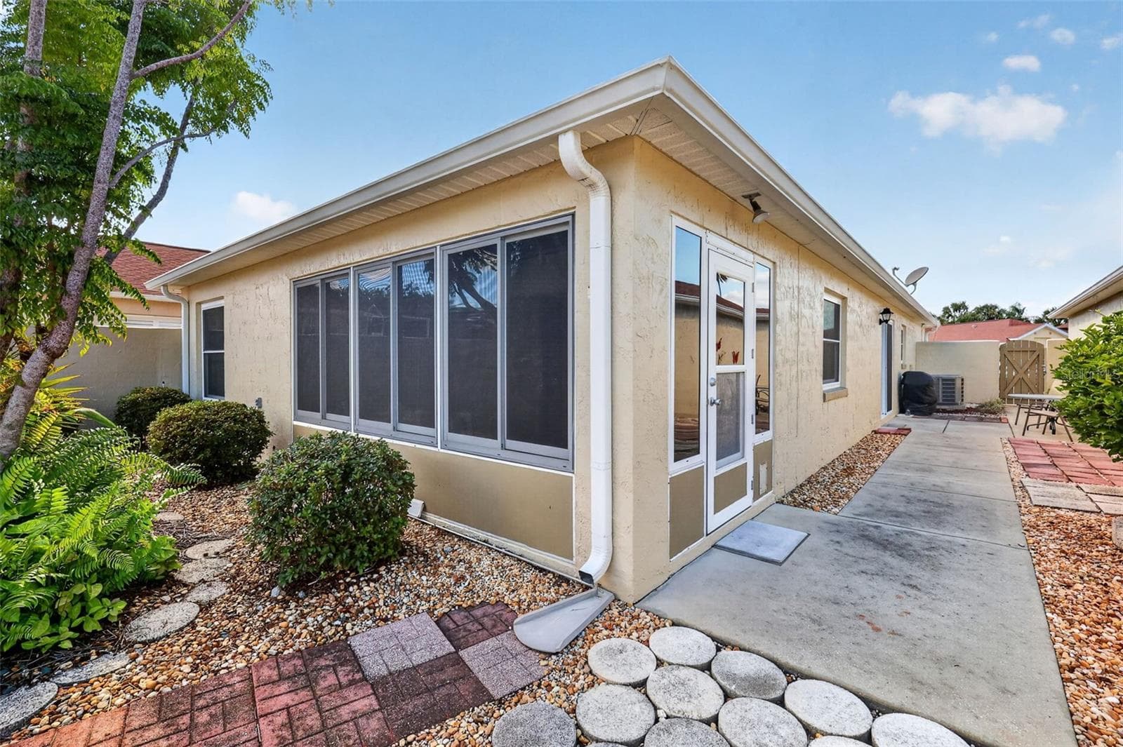 Spacious 45'x11' PRIVATE Side Courtyard and Rear Stoned Yard - 407 CARMEL AVE, THE VILLAGES
