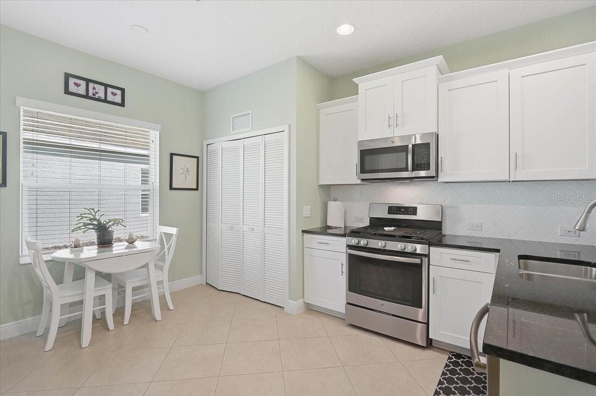 Single Family Residence at 12660 SAGEWOOD DR, VENICE, photo 13 of 91