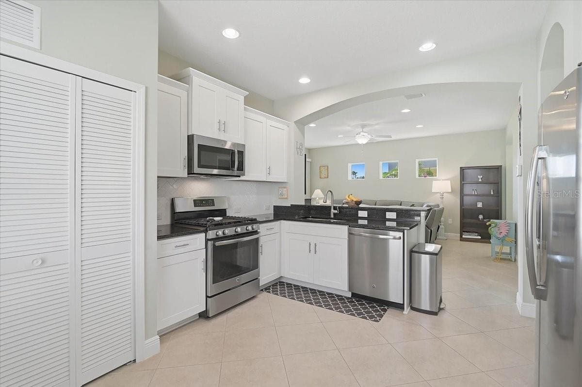 Single Family Residence at 12660 SAGEWOOD DR, VENICE, photo 14 of 91