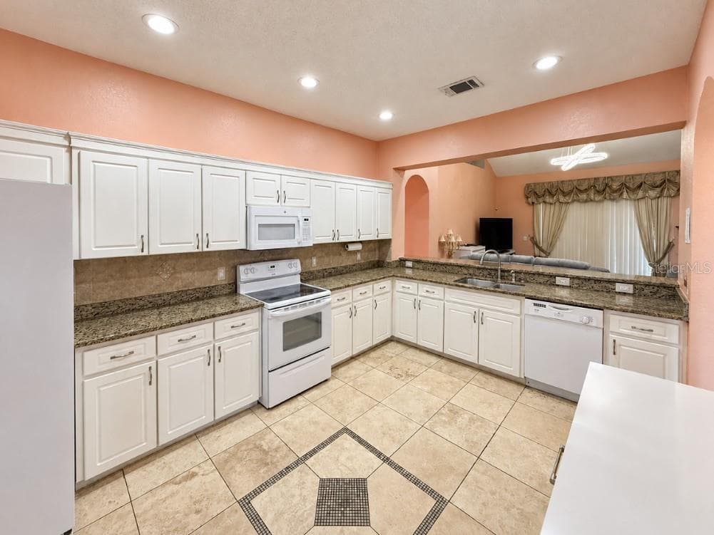 Single Family Residence at 8166 WOODVINE CIR, LAKELAND, photo 3 of 32