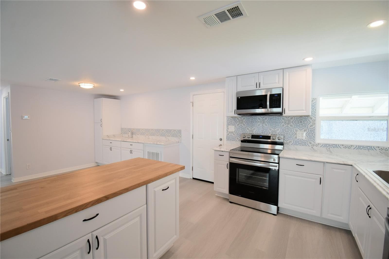 Manufactured Home at 4816 GOLDENVIEW LN, LAKELAND, photo 16 of 83