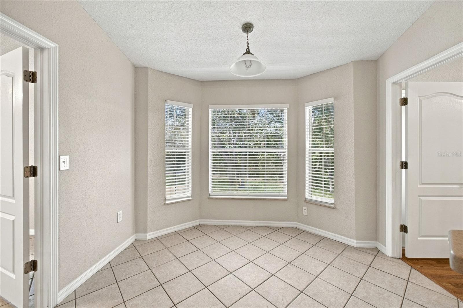 Breakfast Nook - 12707 BOX DR, HUDSON