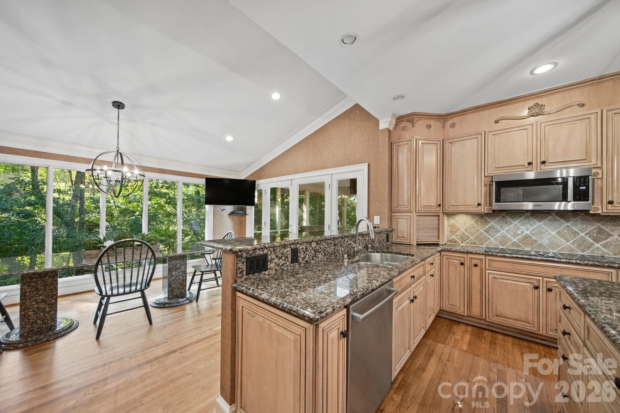 Single Family Residence at 6 Thornwood Court, Lake Wylie, photo 7 of 48