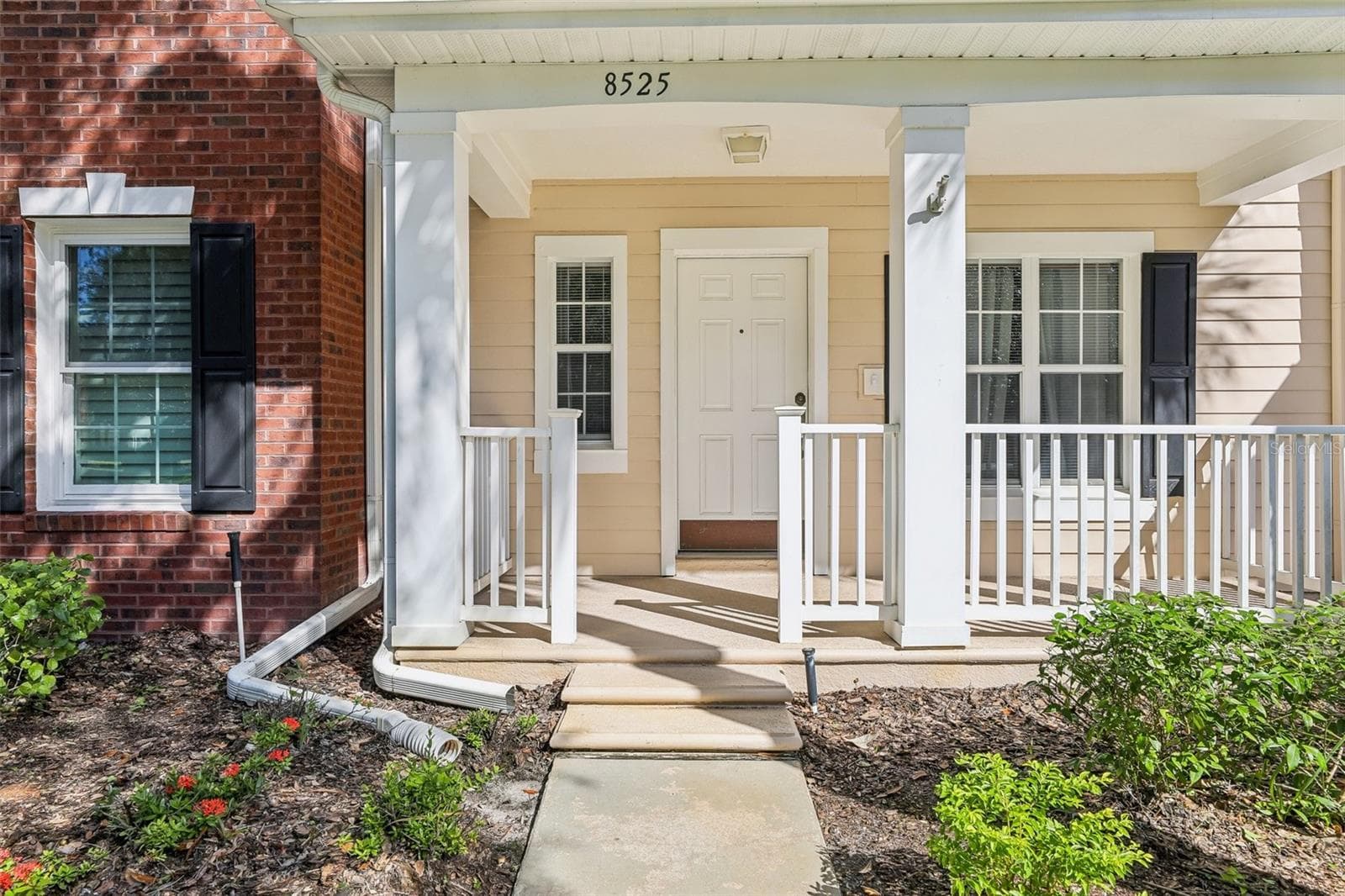 With a NEWER ROOF (2021), UPDATED A/C (2021), a versatile floor plan and a fantastic location directly across from a COMMUNITY PARK, this home has so much to offer! - 8525 WATERWILLOW PL, ORLANDO