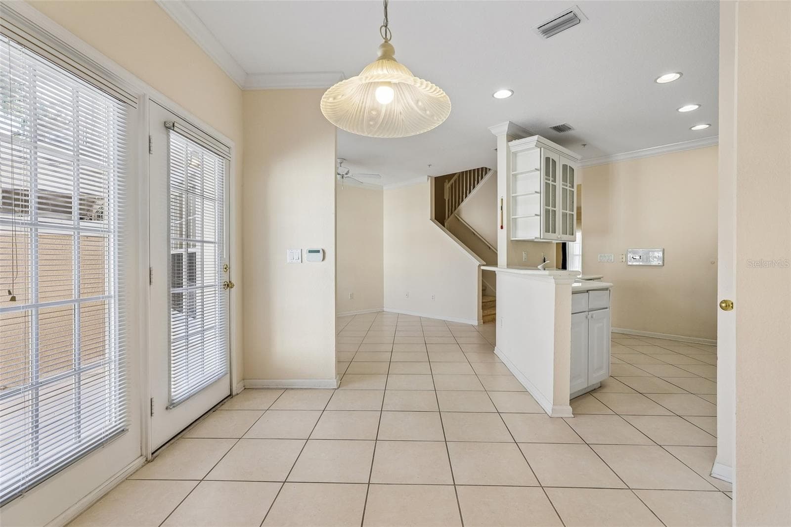 Casual dining, open kitchen, family room. - 8525 WATERWILLOW PL, ORLANDO