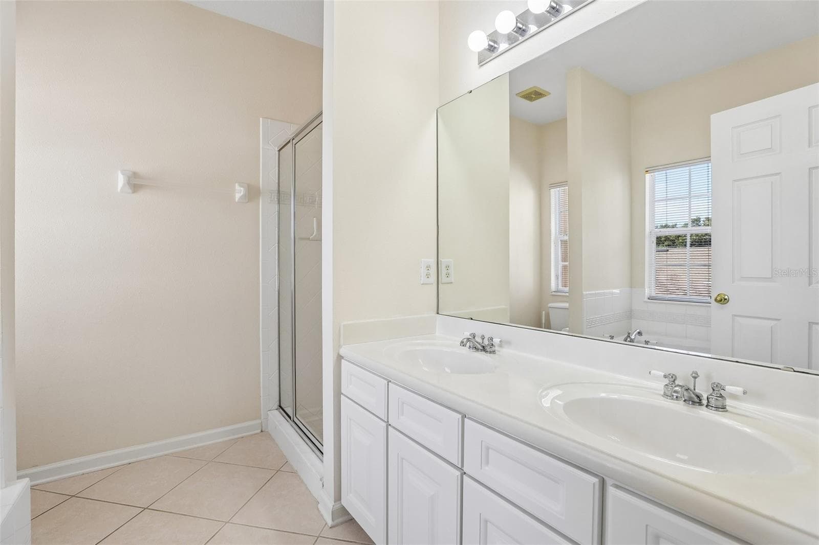 Primary en-suite bath. - 8525 WATERWILLOW PL, ORLANDO