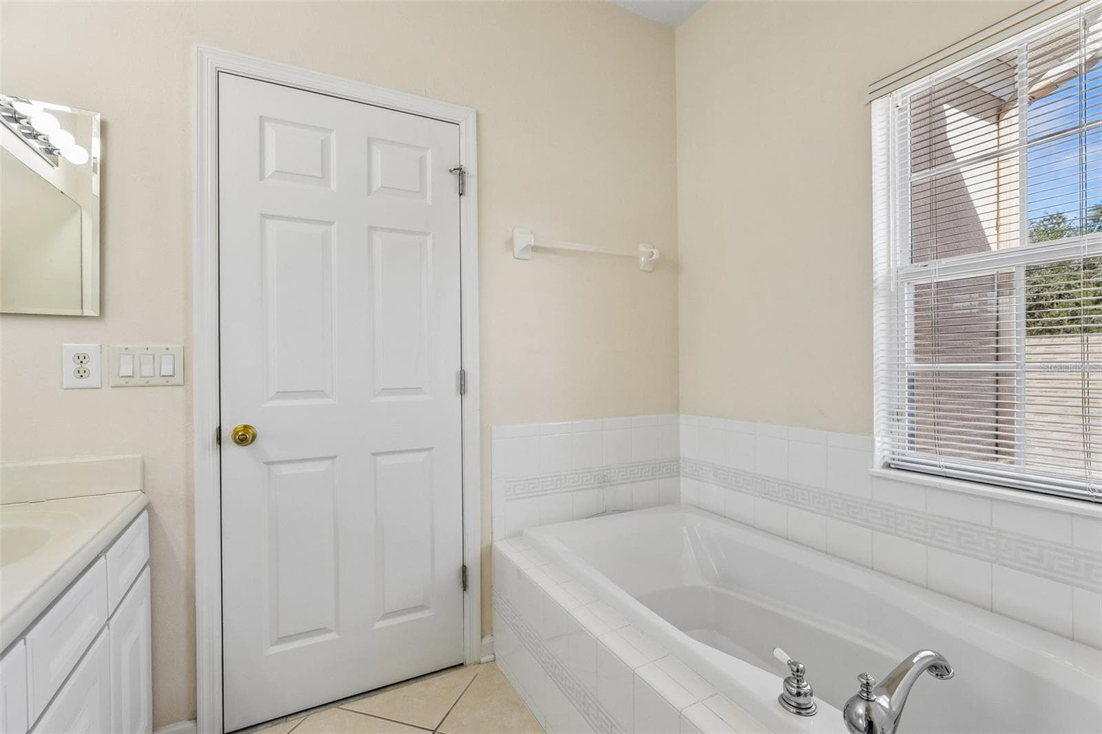 Primary en-suite bath. - 8525 WATERWILLOW PL, ORLANDO