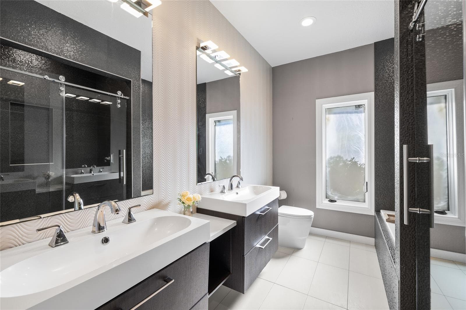 Bathroom 3 with dual vanities, tub and separate shower - 9805 COMPASS POINT WAY, TAMPA