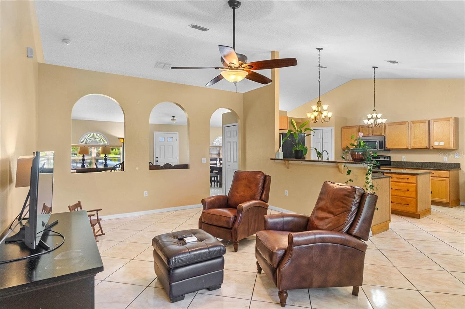 Single Family Residence at 526 WESTCLIFFE DR, WINTER GARDEN, photo 8 of 70