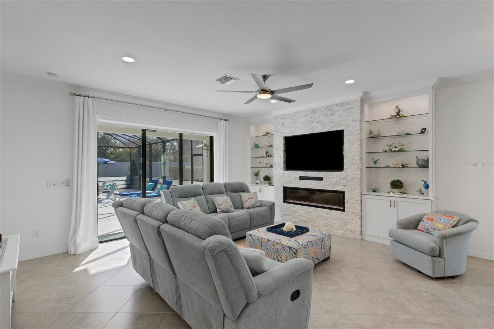 Single Family Residence at 19336 BLUFF DR, VENICE, photo 4 of 86