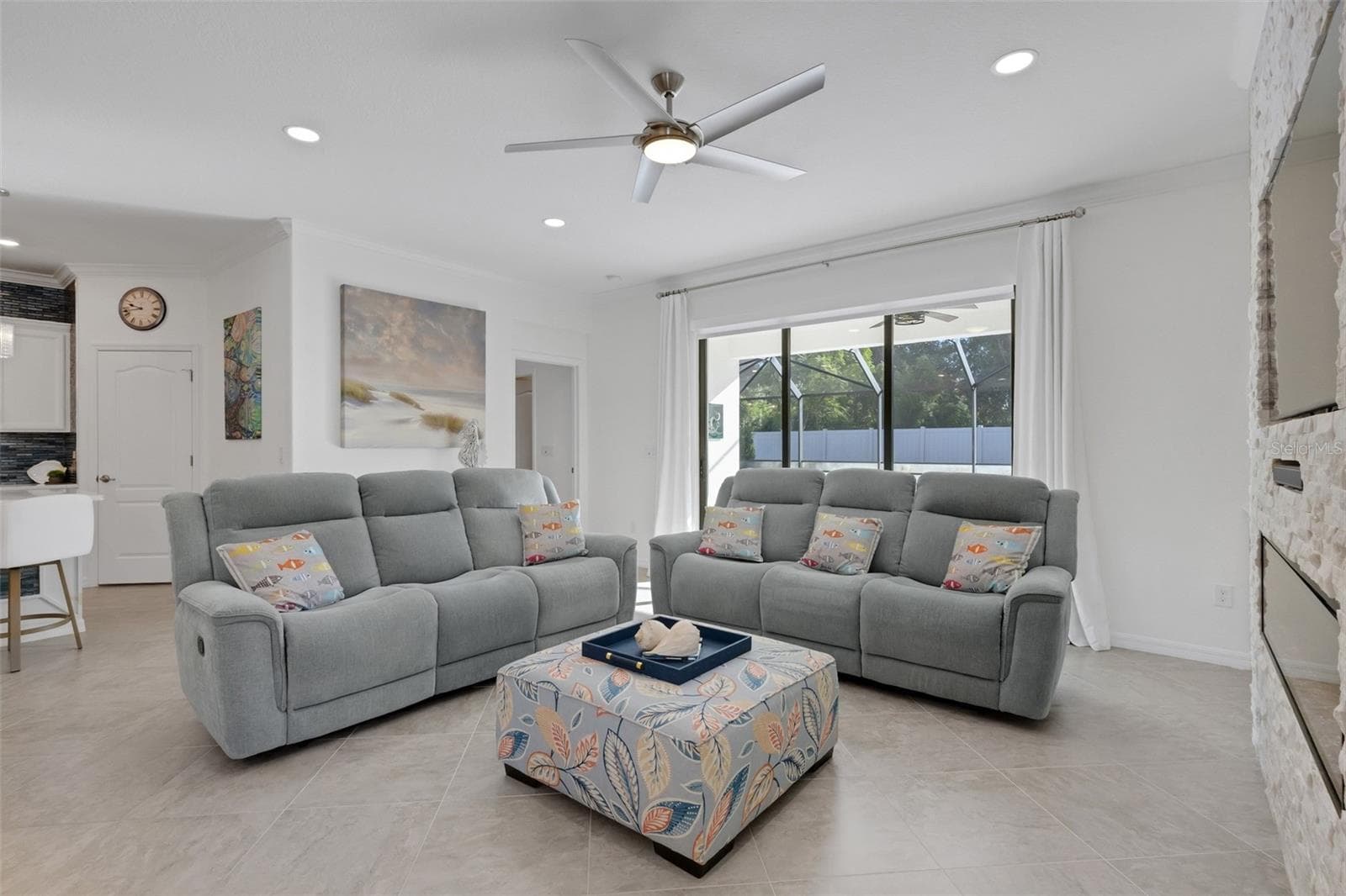 Single Family Residence at 19336 BLUFF DR, VENICE, photo 14 of 86