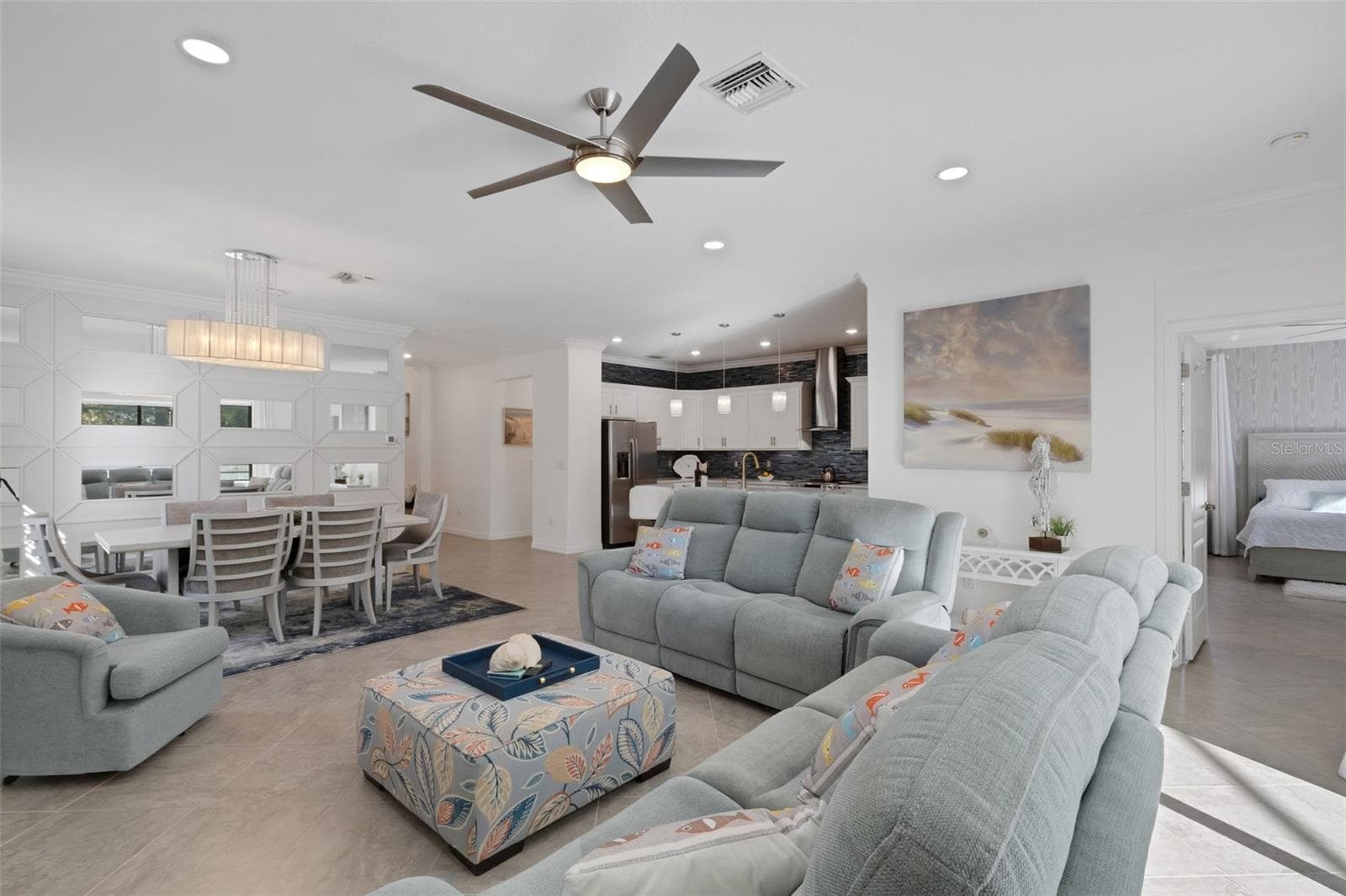 Single Family Residence at 19336 BLUFF DR, VENICE, photo 15 of 86