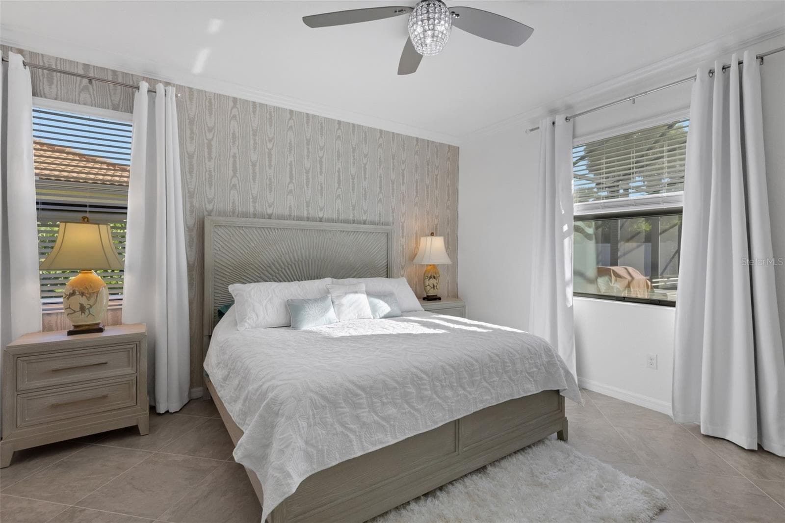 Single Family Residence at 19336 BLUFF DR, VENICE, photo 17 of 86