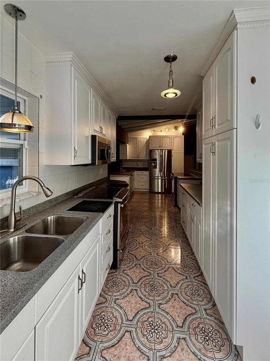 Kitchen - 6250 13TH AVE S, GULFPORT